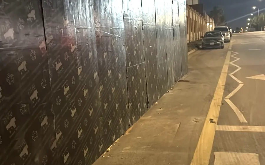 سور مغلّف بجانب شارع سكني في الرياض